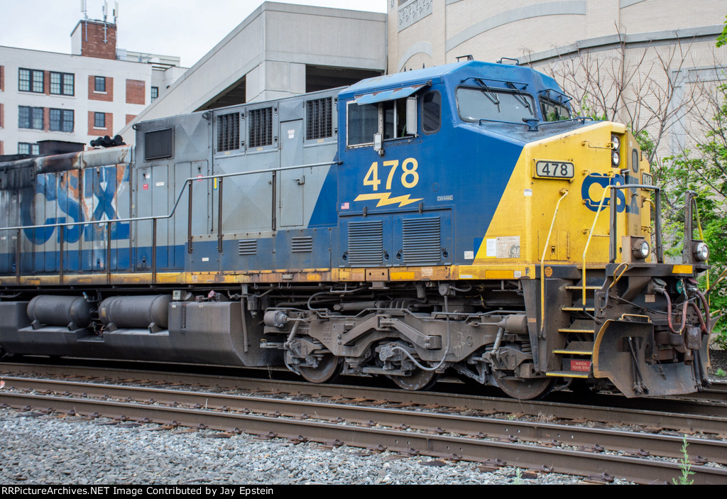 CSX 478 leads L002 past the Worcester Station 